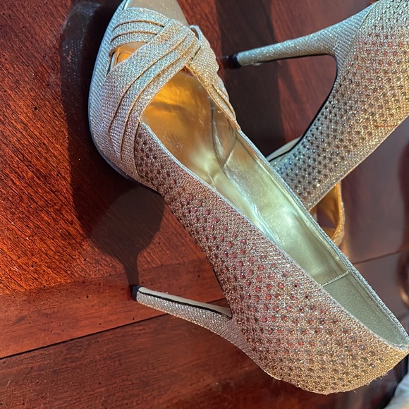 Gold open toe pumps. Brand Celeste. - Picture 6 of 7